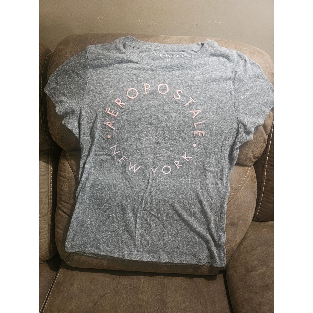 Aeropostale grey heathered short-sleeve t-shirt with a pink embroidered Circular
